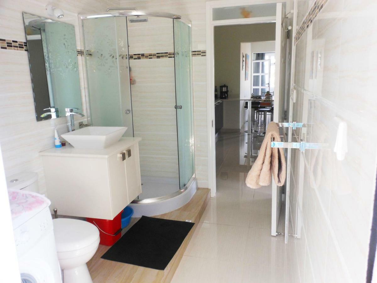Twins Apartments Flic en Flac Ngoại thất bức ảnh